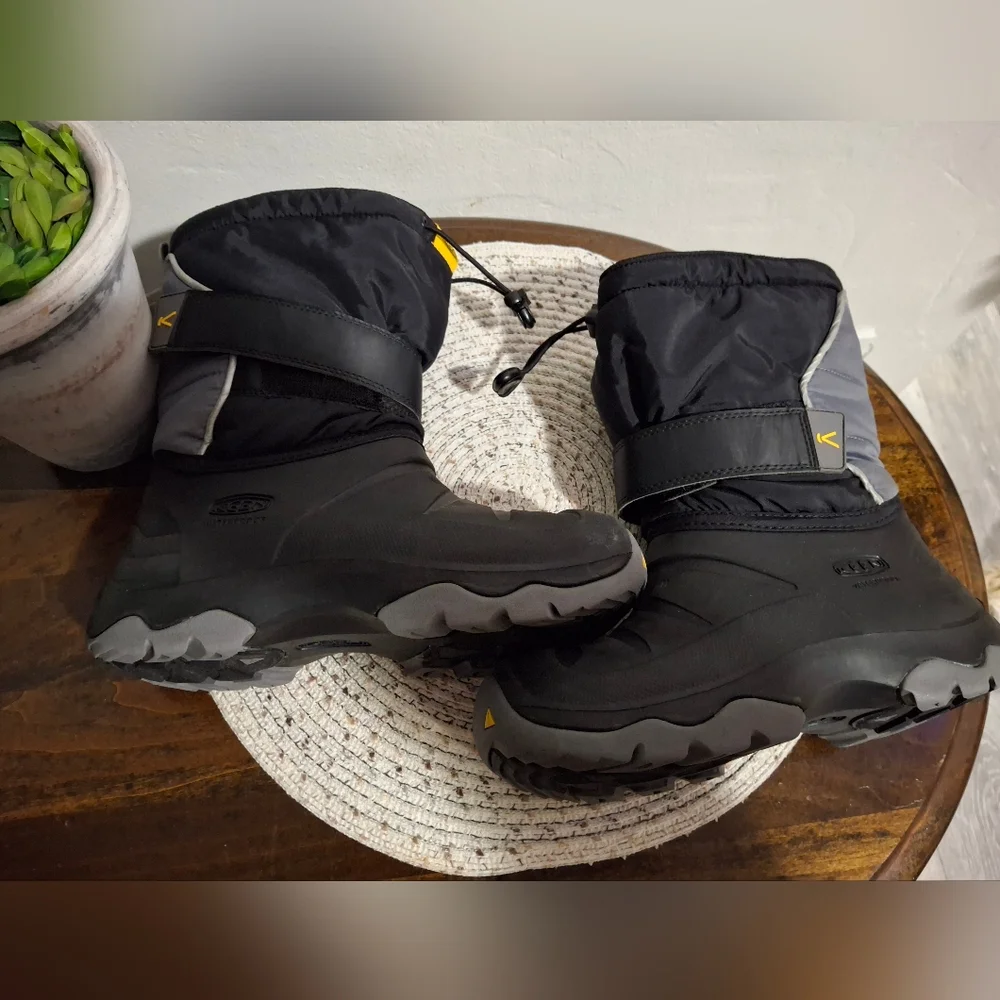 Kid's Keen Black Winter Boots Size 5